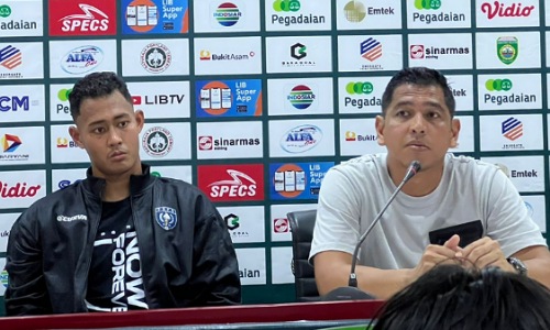 Coach Jan Saragih (kanan) didepak manajemen PSPS Riau usai kalah dalam laga tandang melawan Sriwijaya FC.(foto: rahmat/halloriau.com)