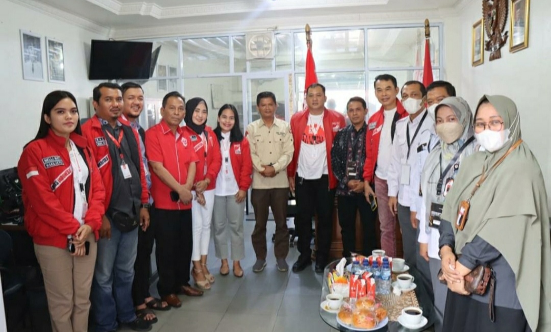 Foto bersama usai petugas KPU melakukan verifikasi faktual PSI Riau. 