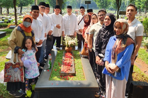 Pengurus LAMR ziarah ke makam Arifin Ahmad.(foto: istimewa)