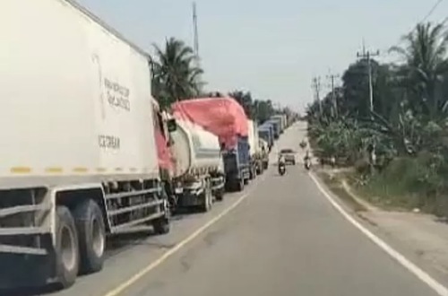 Macet di tanjakan Palas, Jalintim Pelalawan akibat dua truk tak kuat menanjak.(ilustrasi/int)