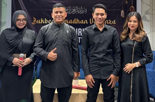 CEO Komunitas Trader Pekanbaru, Riky Setiawan (dua dari kanan) saat kegiatan buka bersama di Tjokro Hotel Pekanbaru.(foto: barkah/halloriau.com)