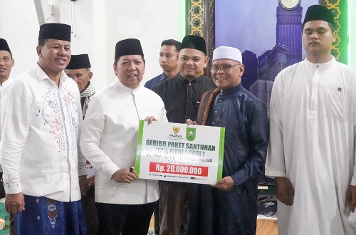 Bupati Kuansing, Suhardiman Amby dalam kegiatan safari Ramadan Pemprov Riau di Kuansing.(foto: ultra/halloriau.com)
