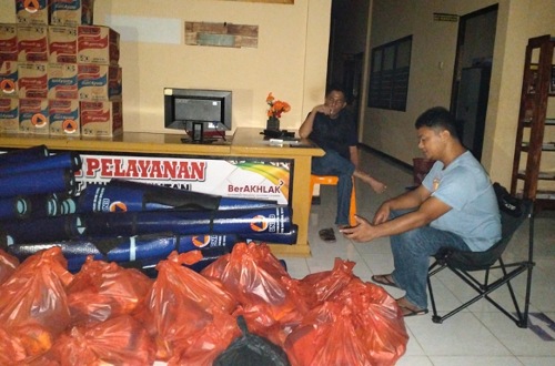 Pemkab Kuansing salurkan bantuan untuk masyarakat terdampak banjir di Hulu Kuantan.(foto: ultra/halloriau.com)