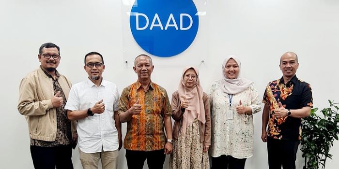 Rektor UIR, Prof Dr H Syafrinaldi SH MCl bersama Direktur Regional DAAD Indonesia, Prof Stefan Koos dan civitas akademika.(foto: istimewa)