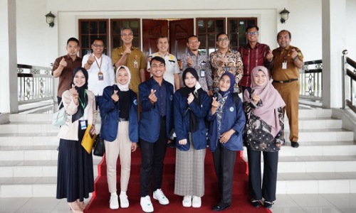 Gubernur Riau, Syamsuar bersama para mahasiswa Polbeng yang akan magang ke Thailand dan Filipina.(foto: mcr)