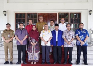 Gubri Syamsuar menerima kunjungan Rektor Unri Prof Sri Indarti dan rombongan (foto/int)