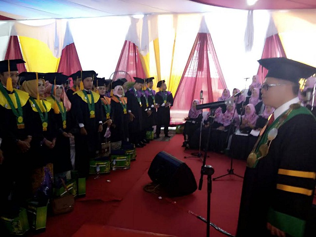 Rektor UMRI, Dr H Mubarak MSi, mengukuhkan mahasiswa angkatan ke-12 tahun ajaran 2016/2017.