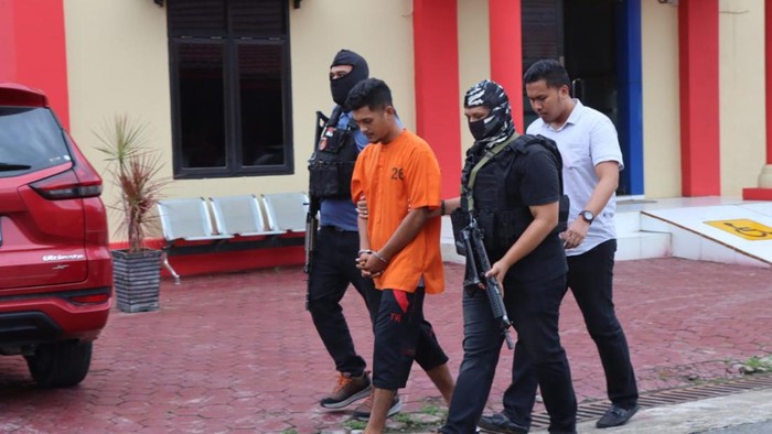 Polisi menangkap sopir truk pembawa kabur puluhan Rohingya di Aceh (foto/detik)