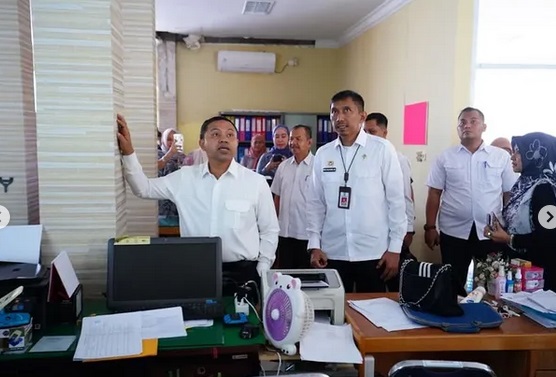 Gubri Abdul Wahid bersama Wagubri SF Hariyanto melakukan sidak RSUD Arifin Achmad, Rabu (5/3/2024). 