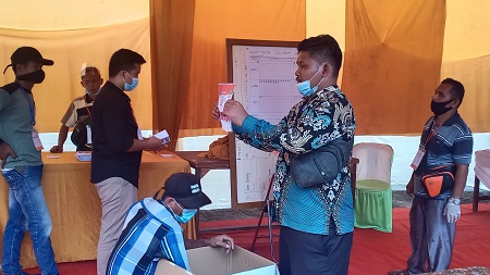 Petugas PPK Tambusai Utara, lakukan pleno rekapitulasi hasil pelaksanaan Pemilihan Suara Ulang (PSU) Pilkada Rohul 2020 yang digelar di 25 TPS Tambusai Utara