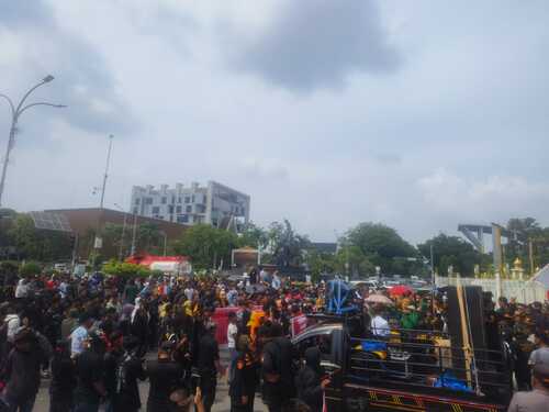 Gelar Aksi di Depan Kantor Gubernur, Ribuan Massa Desak Penangkapan Cukong Sawit Ilegal di TNTN