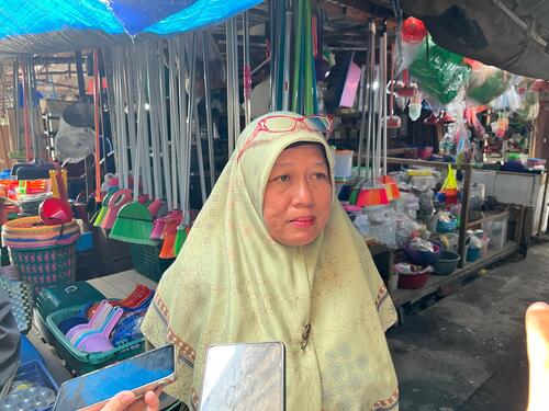 Pedagang di Pasar Palapa Pekanbaru mengeluhkan sepinya pembeli. (Foto: Tata Anantia Syafitri)