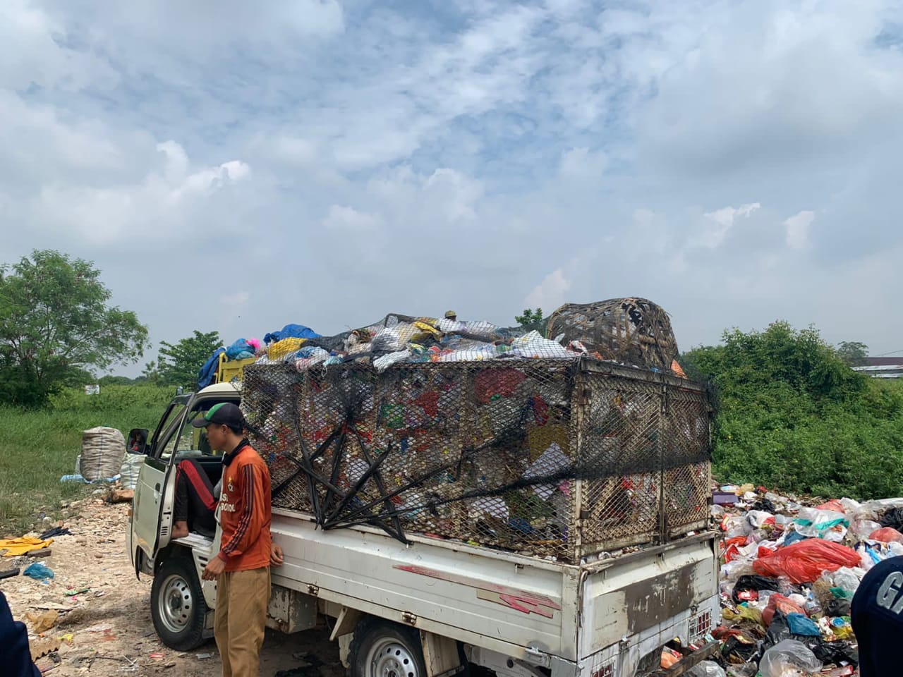 Pihak yang kedapatan membuang sampah sembarangan di Pekanbaru.