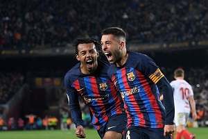 Bek Barcelona Jordi Alba (kanan) merayakan gol ke gawang Sevilla dalam laga lanjutan Liga Spanyol musim 2022-2023. Laga Barcelona vs Sevilla berlangsung di Stadion Camp Nou pada Senin (6/2/2023) dini hari WIB.(AFP/JOSEP LAGO)