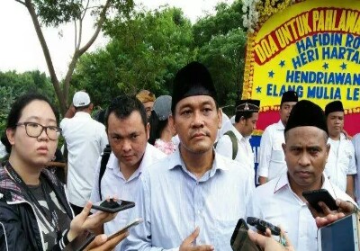 Aktivis 98 Julianto Hendro Cahyono (tengah) dan Wahab Talouhu (kanan) usai peringatan 21 tahun Tragedi Trisakti di TPU Tanah Kusir, Kebayoran Lama, Jakarta Selatan, Minggu (12/5/2019). 