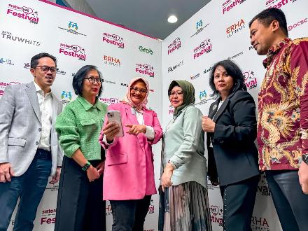 Group CEO Arya Noble Alfons Sindupranata, Country Managing Director Grab Indonesia Neneng Goenadi, Presiden Direktur & CEO XL Axiata Dian Siswarini dan sejumlah tokoh saat event Sisternet Festival 2024.(foto: istimewa)