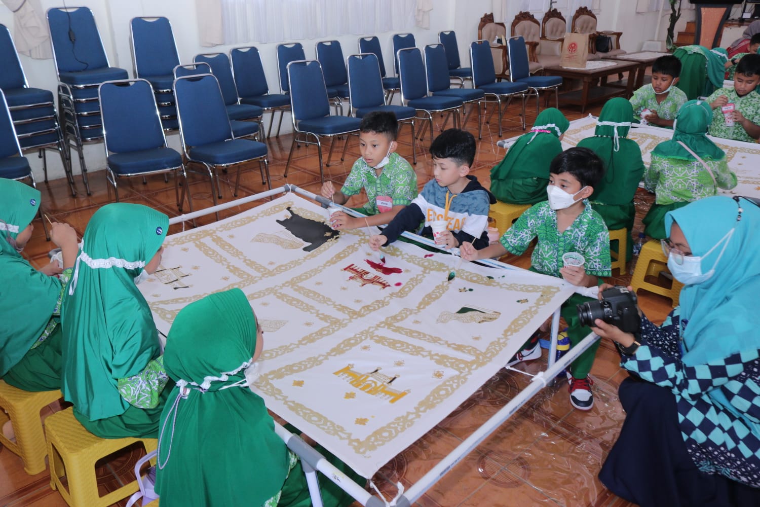 Kegiatan yang dilakukan oleh Dekranasda bersama dengan para siswa SD Islam Al Azhar 54 Pekanbaru, di Rumah Batik Siak, Rabu (18/05/20212).