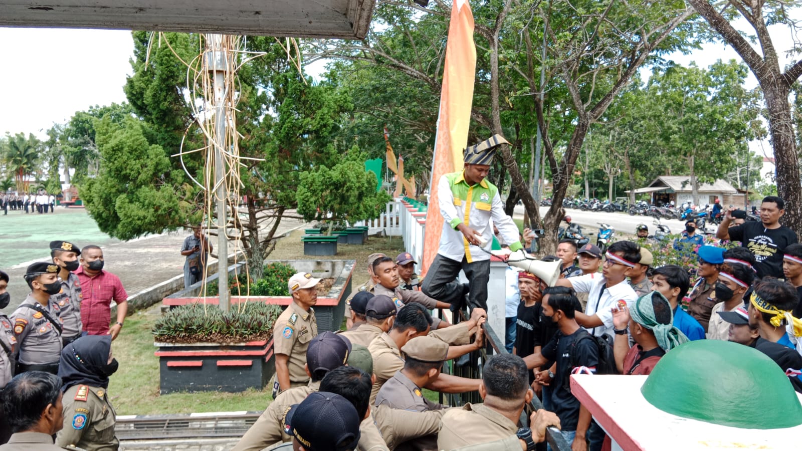 Ketua Umum DPP LMCM Provinsi Riau, Jefrizal saat melakukan demonstrasi di Kantor Bupati Kepulauan Meranti