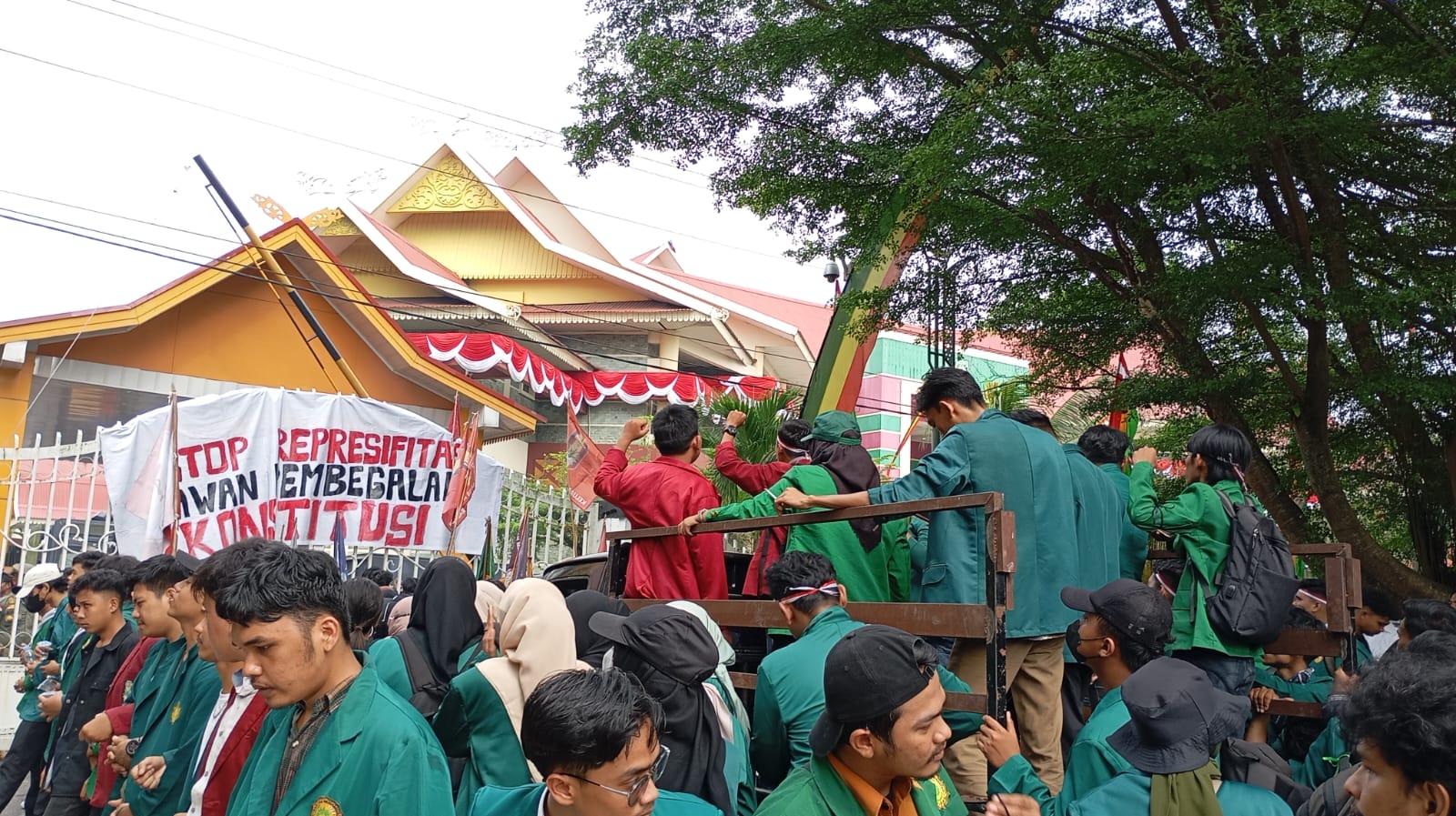 Aksi unjuk rasa mahasiswa Umri di Gedung DPRD Riau, Senin (26/8/2024) (foto:rinai/halloriau) 