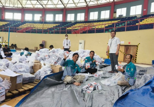 Puluhan PPK dilibatkan hitung ulang surat suara di gudang logistik KPU Pelalawan (foto/Andy)