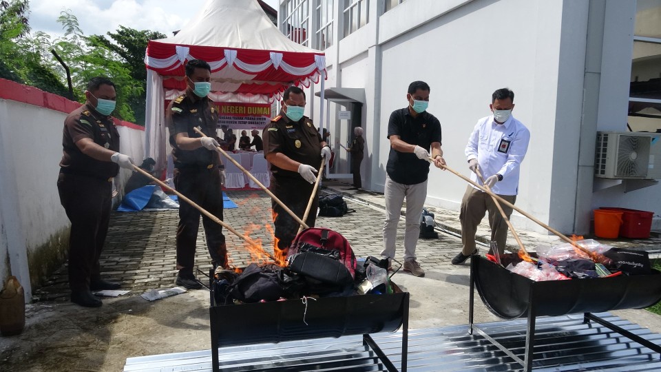 Kejari Dumai musnahkan barang bukti yang telah inkracht di Kantor Kejaksaan Negeri Dumai (foto/bambang)