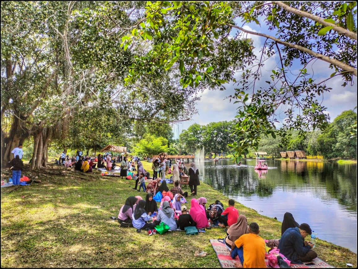 Suasana di Telaga Air Merah yang banyak dikunjungi oleh wisatawan lokal