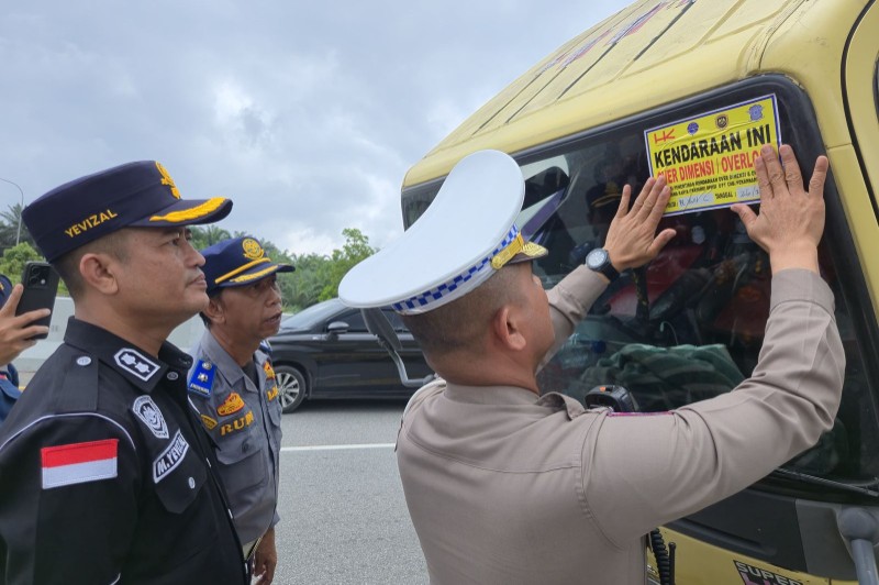 119 pelanggaran terjaring dalam razia gabungan di Tol Pekanbaru-Dumai (foto/HK)