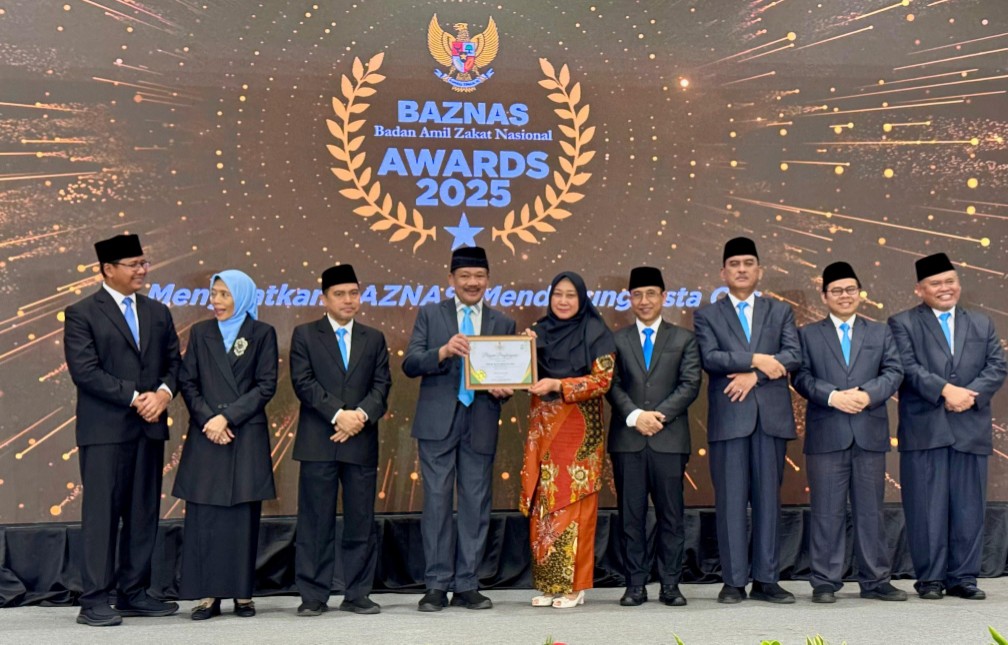 Rektor Unri, Prof Dr Sri Indarti SE MSi menerima Anugerah Baznas Awards 2025 untuk kategori Kampus Mitra Terbaik (foto/ist)