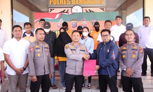 Kapolres Bengkalis, AKBP Setyo Bimo Anggoro saat penyerahan korban TPPO untuk dipulangkan ke daerah asal.(foto: zulkarnaen/halloriau.com)