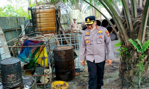 Kapolres Dumai AKBP Nurhadi Ismanto saat menggeledah sejumlah gudang diduga tempat penampungan BBM ilegal.(foto: bambang/halloriau.com)