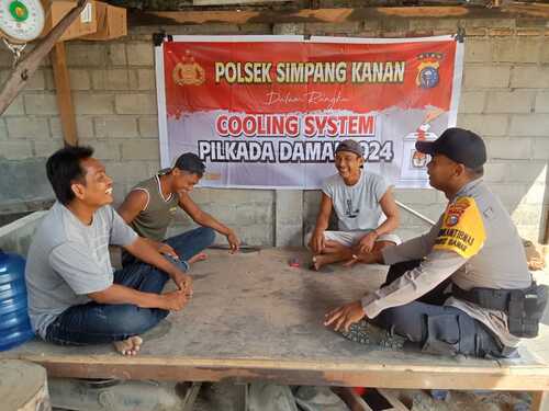 Bripka Mariadi, Bhabinkamtibmas Bukit Damar, melaksanakan cooling system di Dusun Suka Jadi, Kepenghuluan Bukit Damar. (Foto: Afrizal)