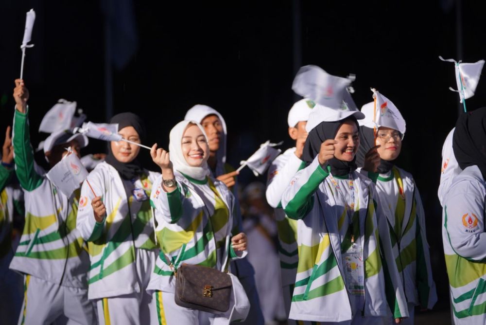 Defile kontingen saat Pembukaan Porwil XI Sumatera di halaman Kantor Gubernur Riau.(foto: mcr)