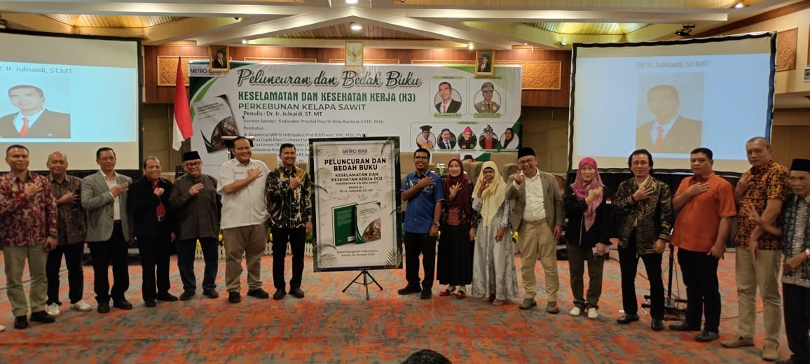 Metro Riau Group supports occupational safety through the launch of the K3 Book by Dr Ir Julnaidi. (Foto: Rivo)