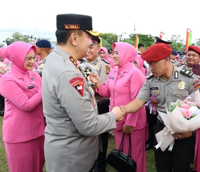 Kapolda Riau Irjen Mohammad Iqbal memberikan ucapan selamat kepada personel Kepolisian Daerah (Polda) Riau di halaman Mapolda Riau, Senin (30/12/2024). 