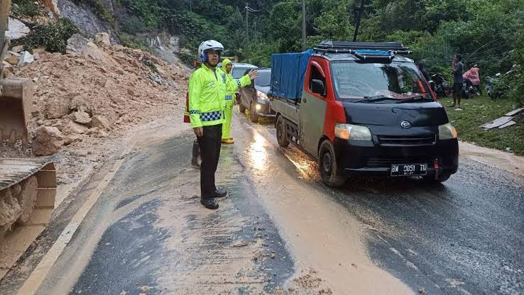 Longsor di jalan Linta sSumbar-Riau.(foto: int)