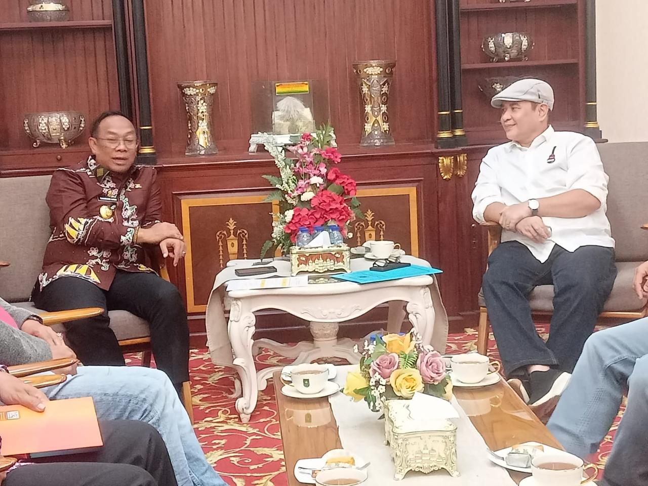 Pj Gubri, Rahman Hadi saat menerima audiensi dari Ketum PWI, Zulmansyah Sekedang, bersama jajaran pengurus PWI Riau (foto/ist)