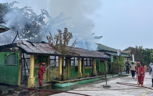 Pertamina Patra Niaga Kilang Dumai bantu padamkan kebakaran Gedung Kelas MAN 1 Dumai (foto/ist)

