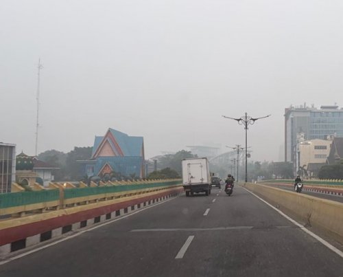 Kabut asap semakin pekat di Pekanbaru. (Foto: Budy)