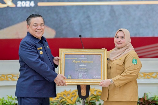 Bupati Bengkalis Kasmarni, menerima dua penghargaan dari Kementerian Keuangan Republik Indonesia (foto/zulkarnain)
