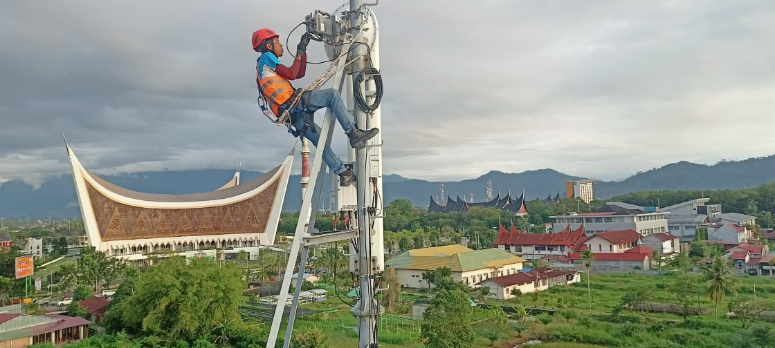 Teknisi XL Axiata melakukan pemeliharaan  perangkat BTS di Kota Padang, belum lama ini.(foto: istimewa)