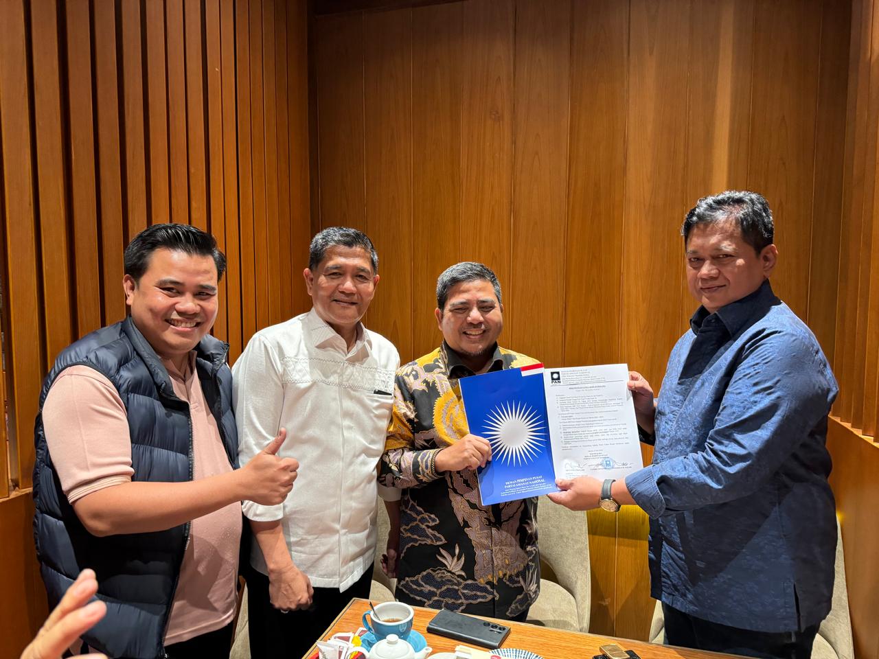 Wakil Bupati Pelalawan Nasarudin terima langsung surat rekomendasi sebagai bacalon Bupati Pelalawan di Pilkada 2024 dari DPP PAN (foto:ist) 