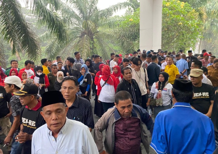 Pendukung calon Gubernur Riau, padati Hotel Aryaduta, lokasi cabut nomor urut (foto/Yuni)