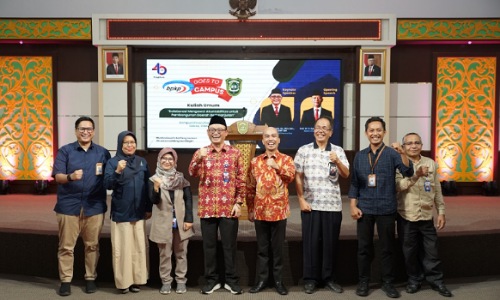 Wakil Rektor III UIR, Admiral dan Kepala Perwakilan BPKP Riau Fauqi Achmad Kharir bersama civitas akademika UIR serta jajaran BPKP Riau.(foto: istimewa)