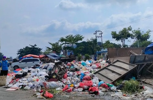 Sampah menumpuk di depan Pasar Pagi Arengka Pekanbaru.(foto: antaranews.com)