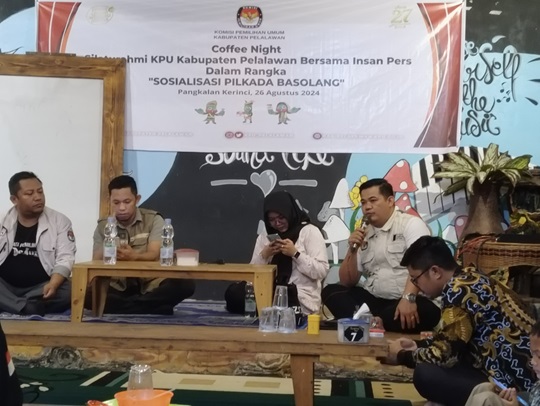 Silaturahmi KPU Kabupaten Pelalawan bersama awak media dalam rangka sosialisasi Pilkada Basolang (foto/int)