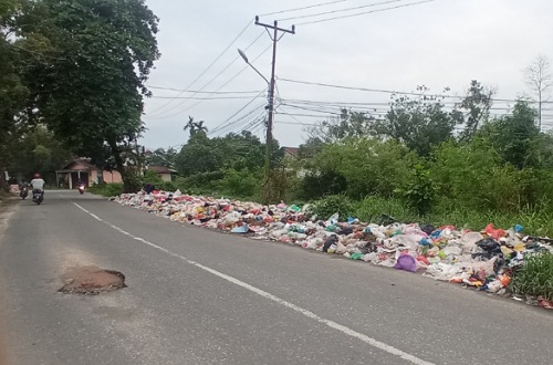 Tumpukan sampah di Jalan Singgalang Pekanbaru masih belum diangkut, Selasa pagi.(foto: barkah/halloriau.com)