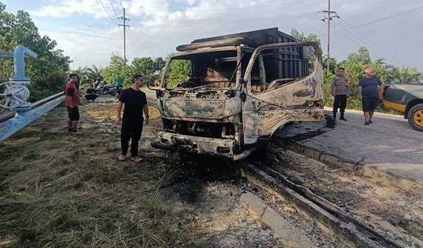 Truk colt diesel dibakar di Kampung Minas Barat, Kecamatan Minas (foto/int)