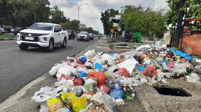 Sampah menumpuk di bahu Jalan HR Soebrantas, Pekanbaru. Foto Int