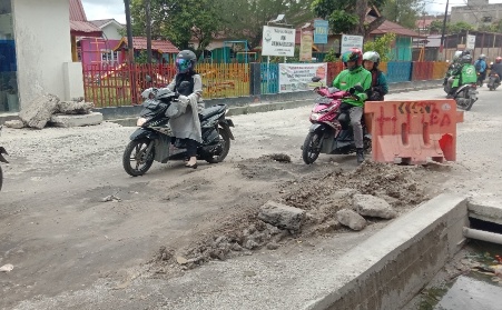 Jalan bekas galian IPAL di Jalan Sukajadi, Pekanbaru hancur kembali (foto/bayu)