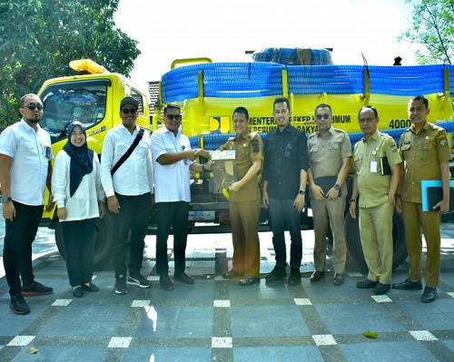 Pemkab Kampar melalui Dinas Lingkungan Hidup Kampar menerima langsung satu unit Mobil Tinja dari Kementrian PUPR RI, Selasa (7/1/2025).